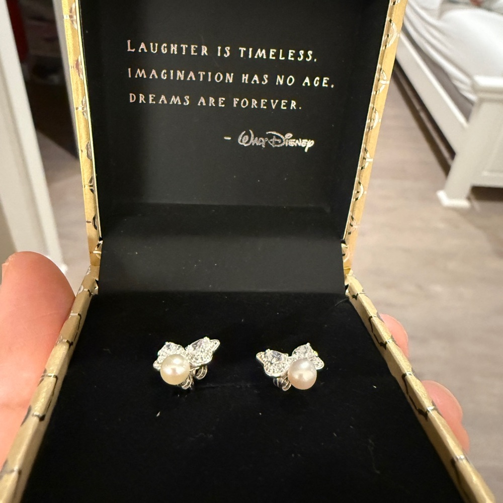 Elegant Bow Pearl Earrings - Picture 4 of 6